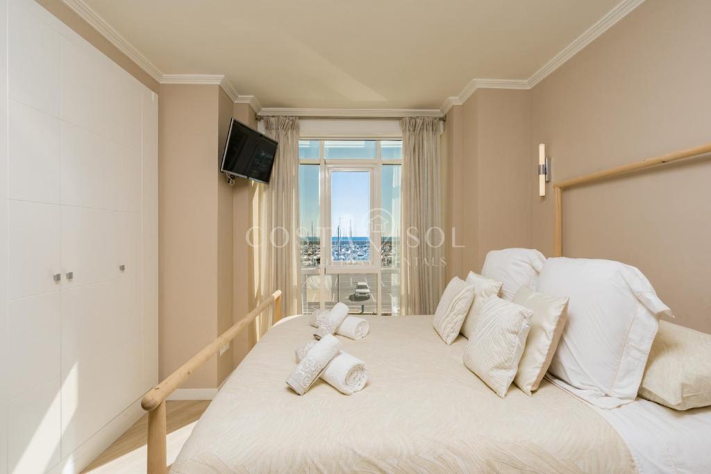 Posteľ alebo postele v izbe v ubytovaní Malaga Benalmadena Puerto Marina Costa Sol Holiday Rentals