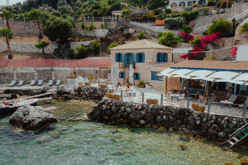 een luchtzicht op een huis en het water bij Sea Mansion Lefkada in Nikiana