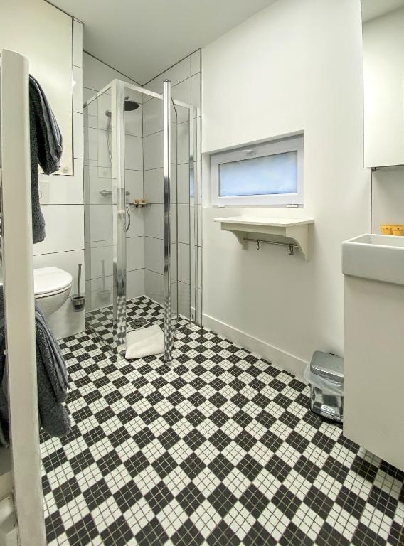 Ванная комната в TOWNHOUSE TROUVILLE - Appart'Hotel & Studios