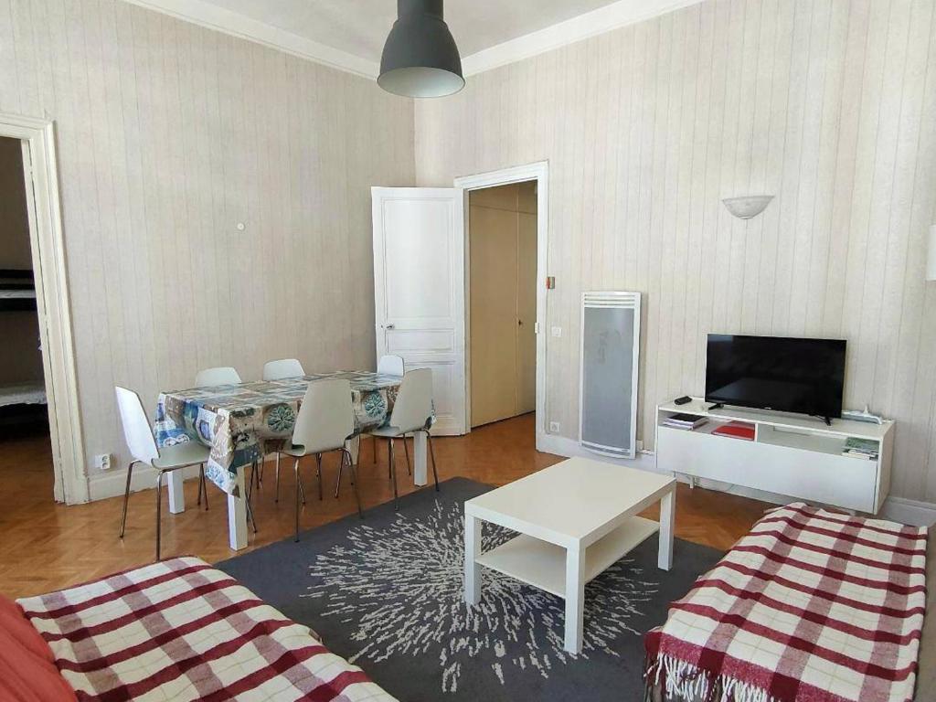 Appartement Cauterets, 2 pièces, 6 personnes - FR-1-234-140にあるテレビまたはエンターテインメントセンター