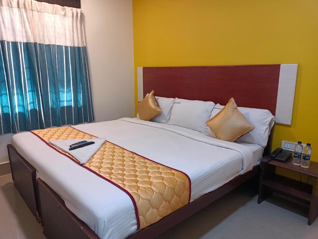 Postel nebo postele na pokoji v ubytování Skyry Hotels Adyar
