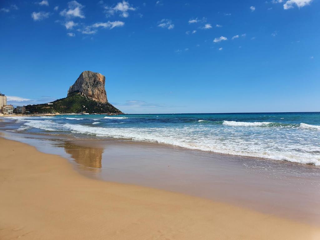 een uitzicht op een strand met een rots in de oceaan bij Calpe Apolo 7 Apt 51 in Calpe