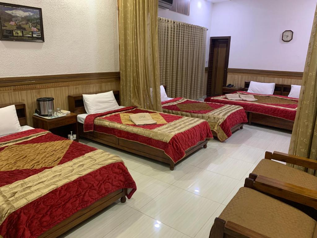 Postel nebo postele na pokoji v ubytování Park Hotel Gilgit
