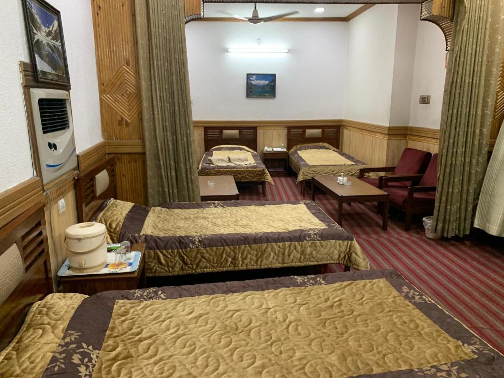 Postel nebo postele na pokoji v ubytování Park Hotel Gilgit