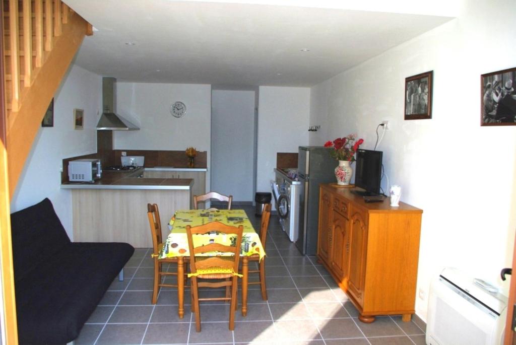 eine Küche und ein Esszimmer mit einem Tisch und Stühlen in der Unterkunft Gite le Mas de l'Amandier in Saint-Saturnin-lès-Avignon
