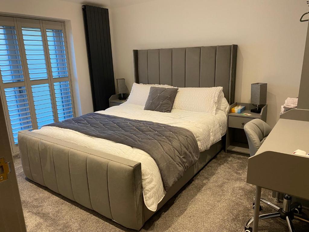 Ένα ή περισσότερα κρεβάτια σε δωμάτιο στο The Moores Castle Holiday Suites