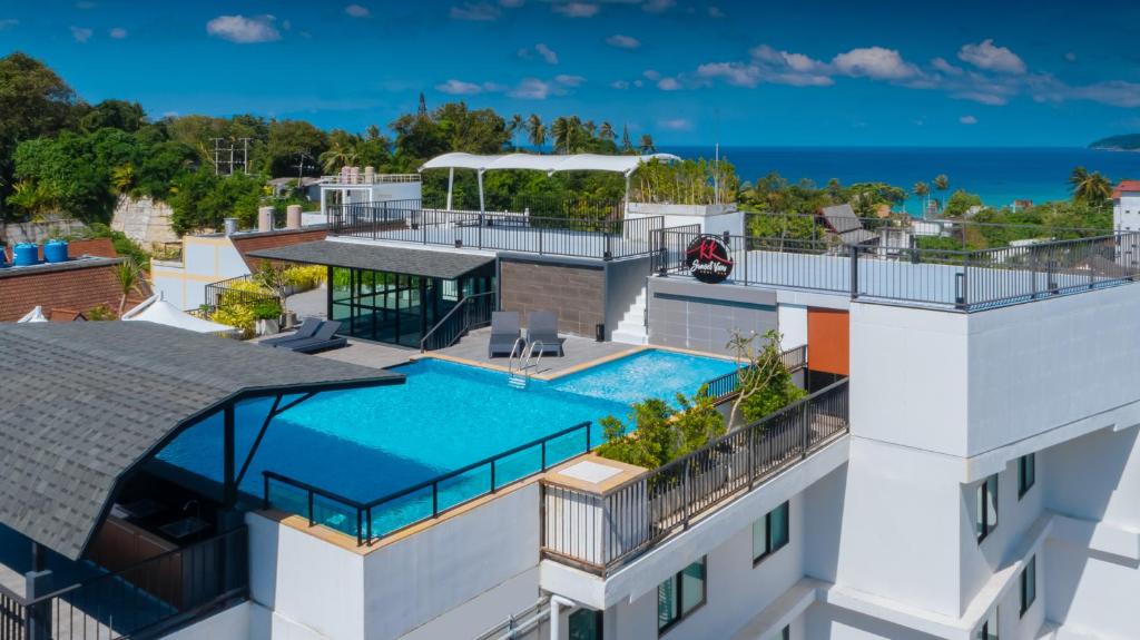 einem Luftblick auf ein Gebäude mit einem Pool in der Unterkunft KK Karon Kata Boutique Hotel in Kata Beach
