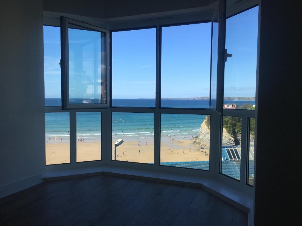 Cette chambre dispose de fenêtres donnant sur la plage. dans l'établissement The Towan Lookout, à Newquay