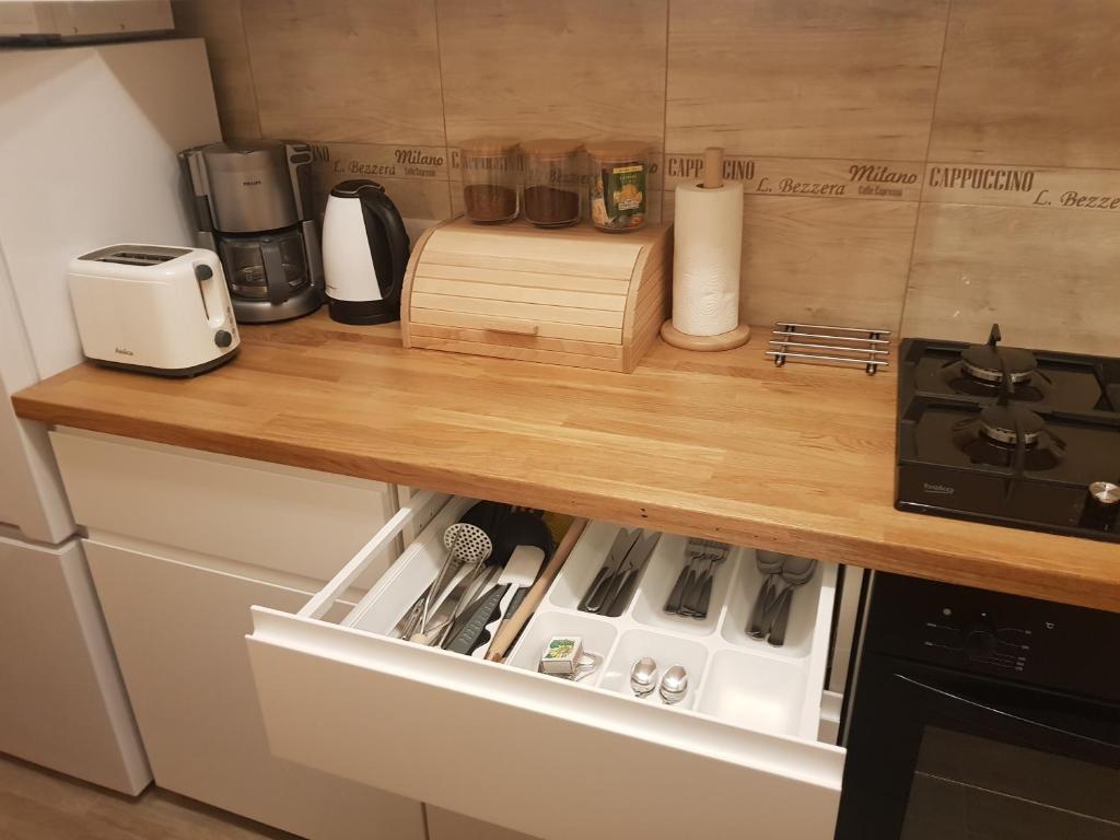 Kuchyňa alebo kuchynka v ubytovaní STUDIO Kasprzaka 11A
