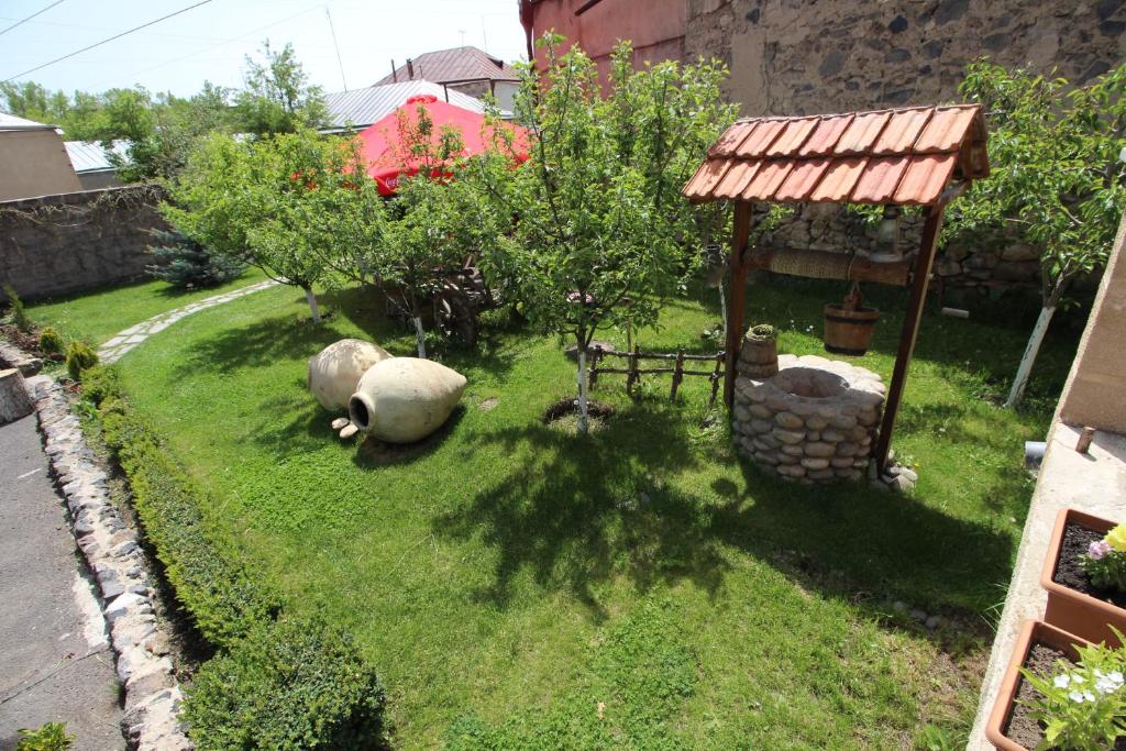 due pecore che giacciono sull'erba in un cortile di Mardoyan's Guest house a Gavarr