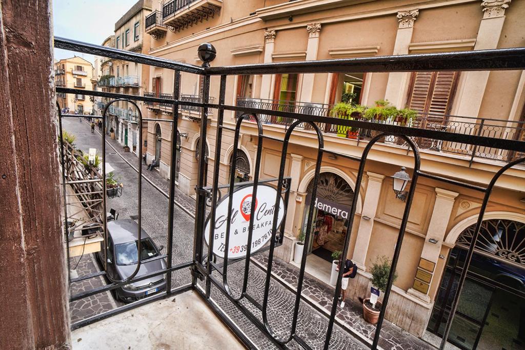 uma vista para a rua a partir de uma varanda de um edifício em B&B Al Centro em Agrigento