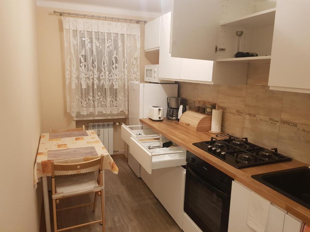 Kuchyňa alebo kuchynka v ubytovaní STUDIO Kasprzaka 11A