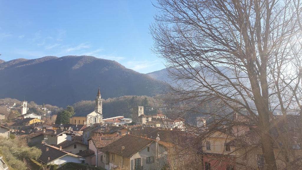 a small town with a mountain in the background at Apartment Bellagio. in Asso