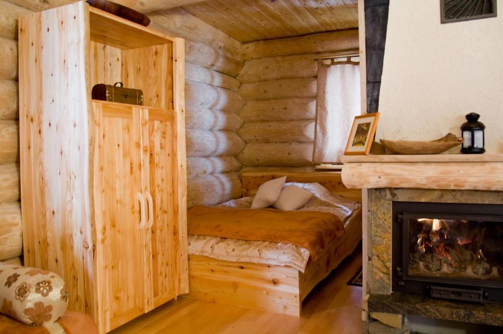 Llit o llits en una habitació de Wilcza Jama - domki z bali