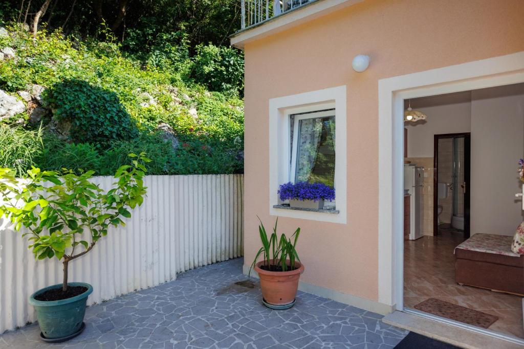 Vonkajšia záhrada v ubytovaní Apartment studio close to sea