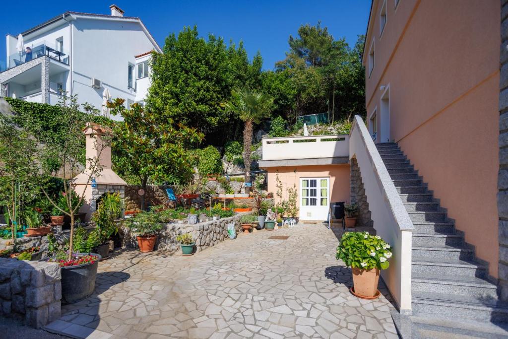 Vonkajšia záhrada v ubytovaní Apartment studio close to sea