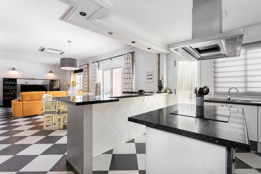 Kuchyň nebo kuchyňský kout v ubytování YourHouse Villa Marian