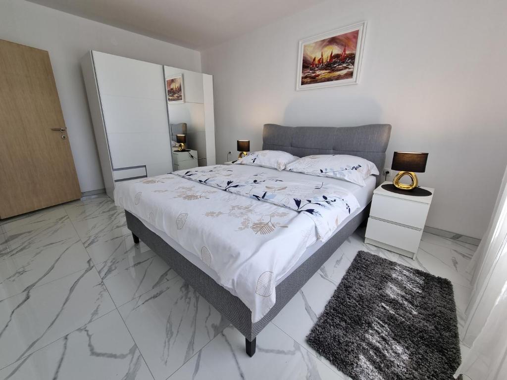 Posteľ alebo postele v izbe v ubytovaní Apartman STRIGA