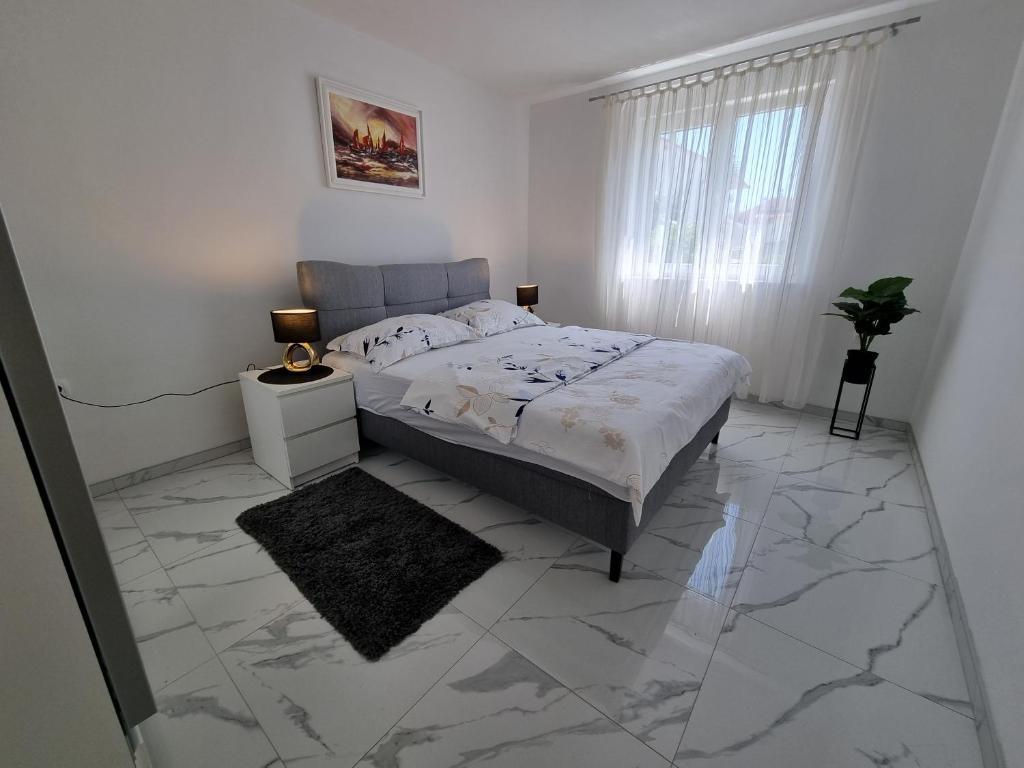 Posteľ alebo postele v izbe v ubytovaní Apartman STRIGA
