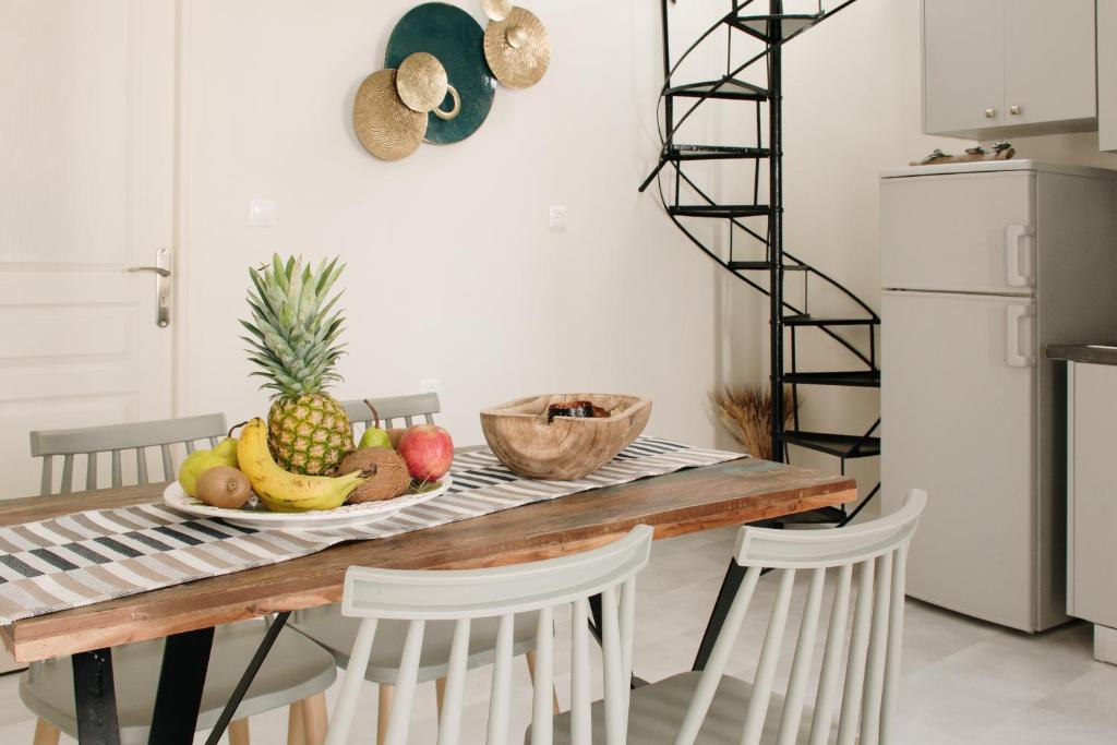 una mesa de comedor con un bol de fruta. en Antia House - Syros, en Ermoupoli