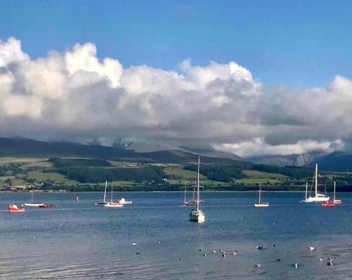 um grupo de barcos em um grande corpo de água em The Suites At Ty Anne em Beaumaris