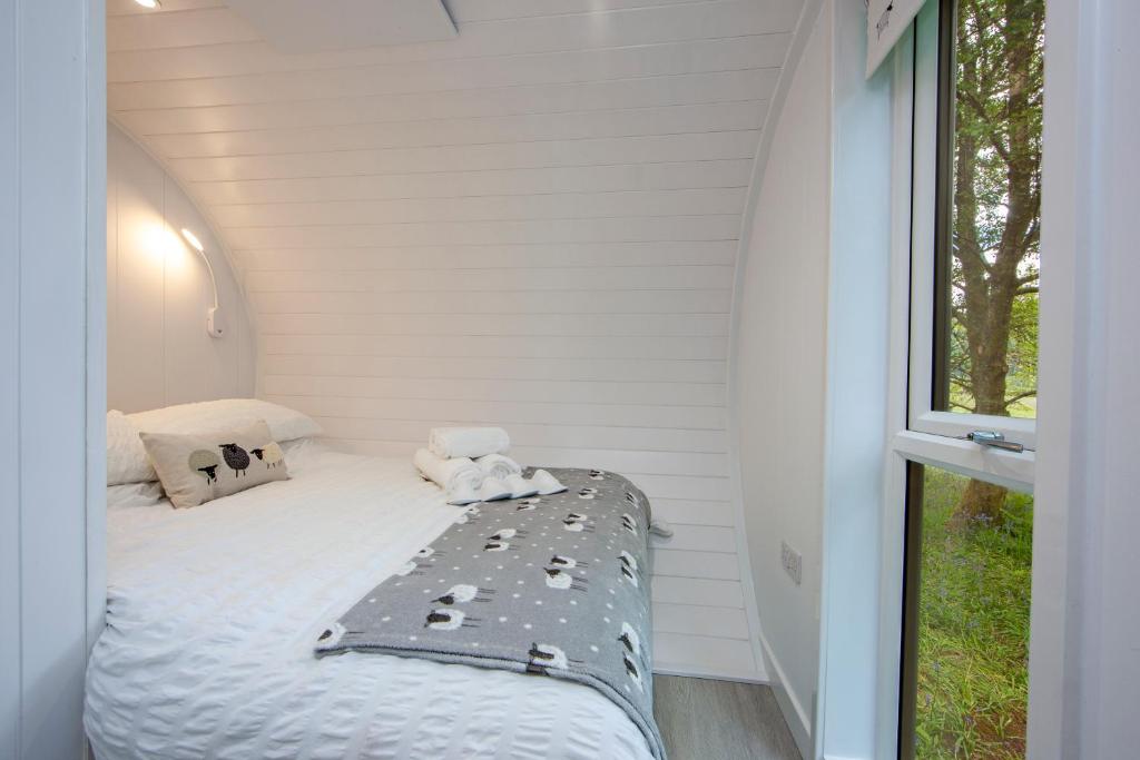 Postel nebo postele na pokoji v ubytování Ewe pod, luxury glamping pod with hot tub, Croft4glamping