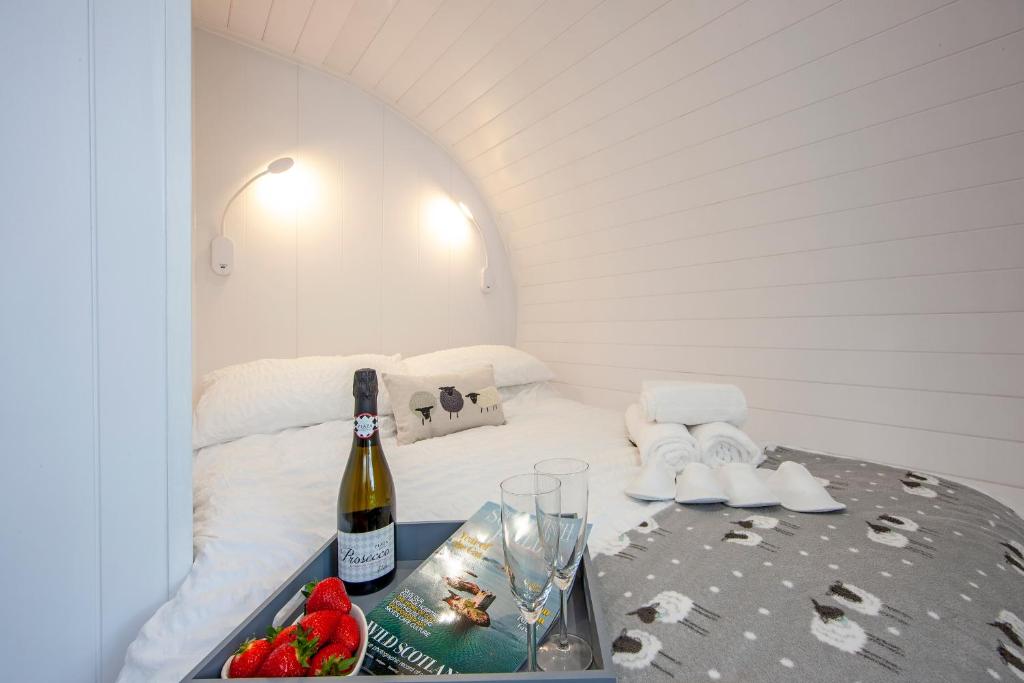 Nápoje v ubytování Ewe pod, luxury glamping pod with hot tub, Croft4glamping