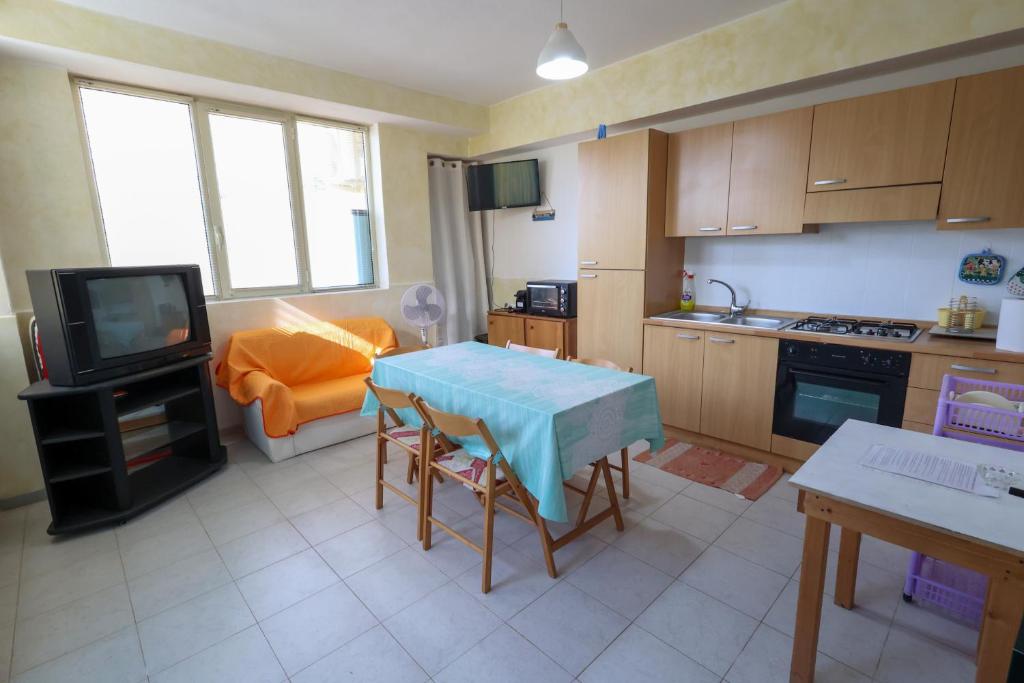 Kuchyň nebo kuchyňský kout v ubytování VILLETTA A SCHIERA UNO vicino MALDIVE DEL SALENTO