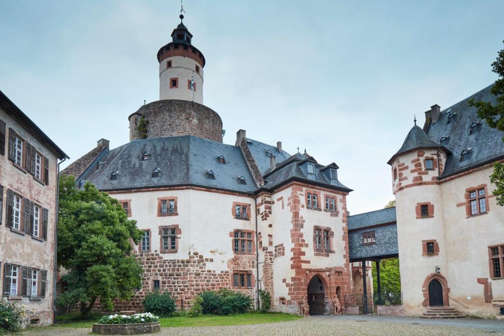 un viejo castillo con un faro encima en Hotel Schloss Büdingen, en Büdingen