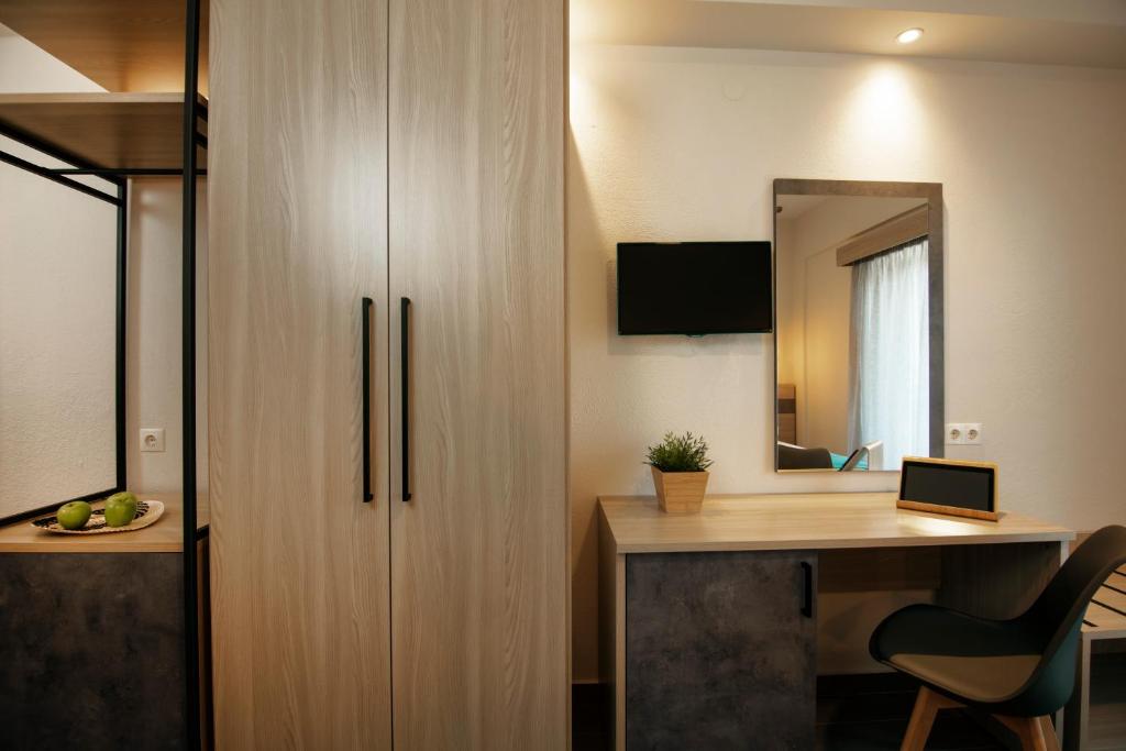 TV a/nebo společenská místnost v ubytování Akti Liakada Hotel