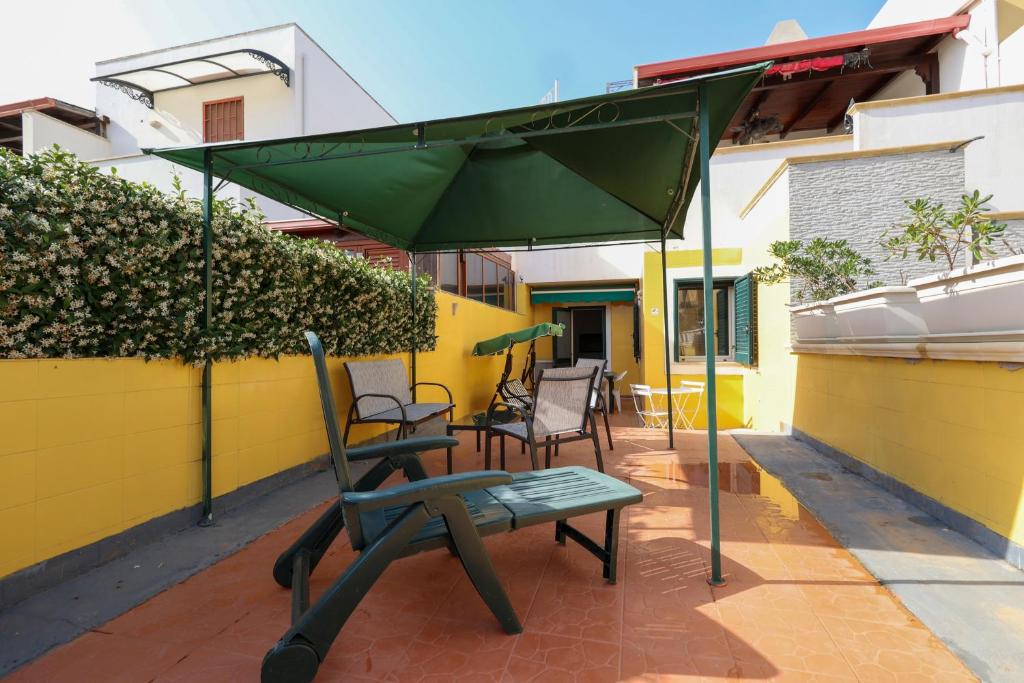Balkón nebo terasa v ubytování VILLETTA A SCHIERA UNO vicino MALDIVE DEL SALENTO