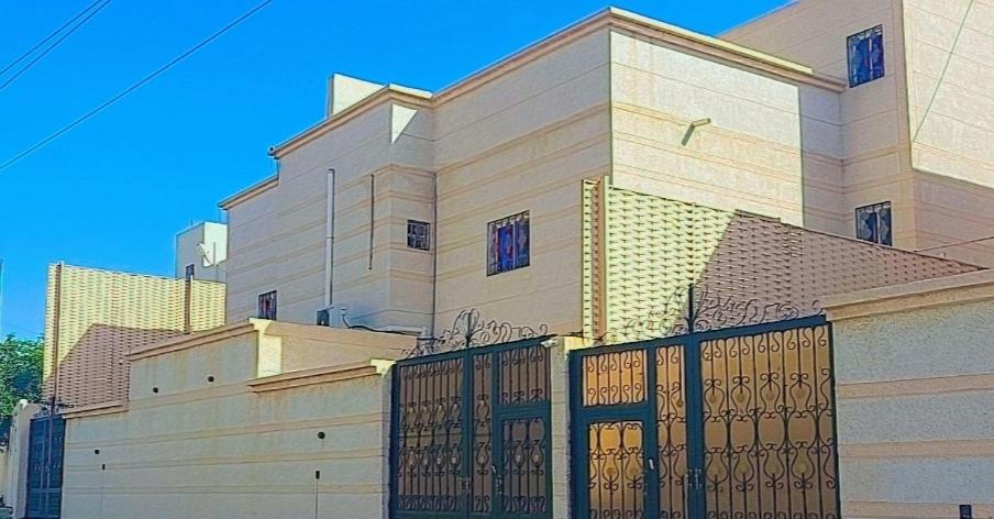 un edificio con una puerta delante de él en فلل فندقية بمدينة تنومة, en Ithnayn