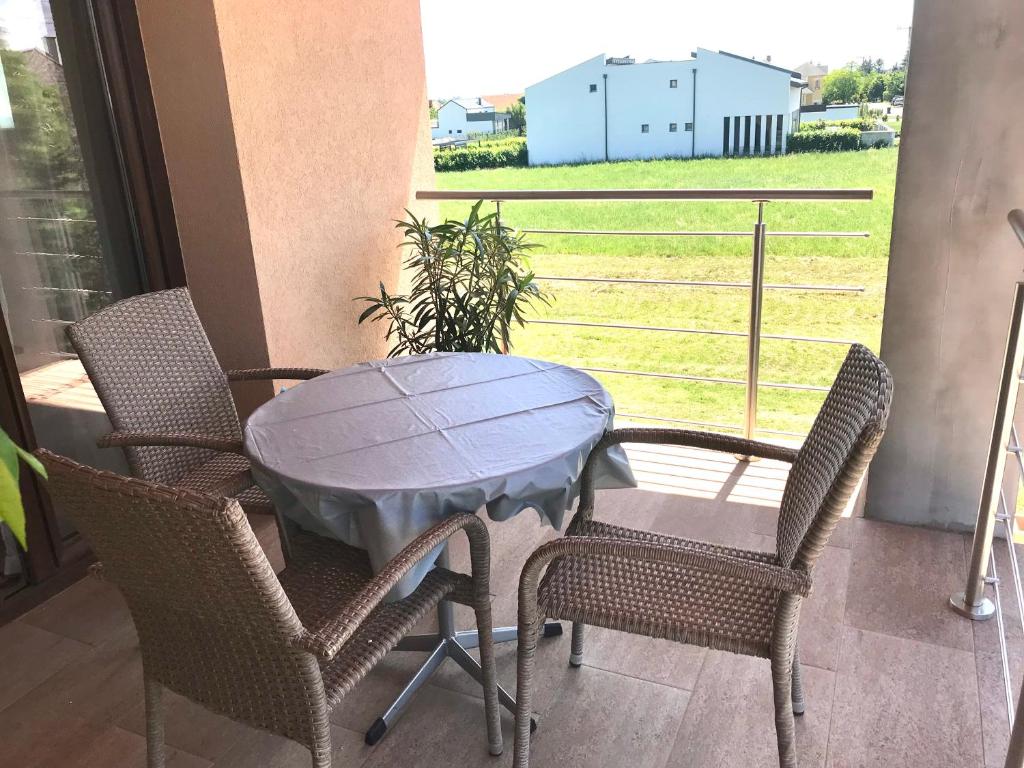 Patio lub wspólna przestrzeń na świeżym powietrzu w obiekcie Rita Apartman Hévíz