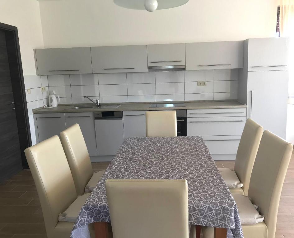 Kuchnia lub aneks kuchenny w obiekcie Rita Apartman Hévíz