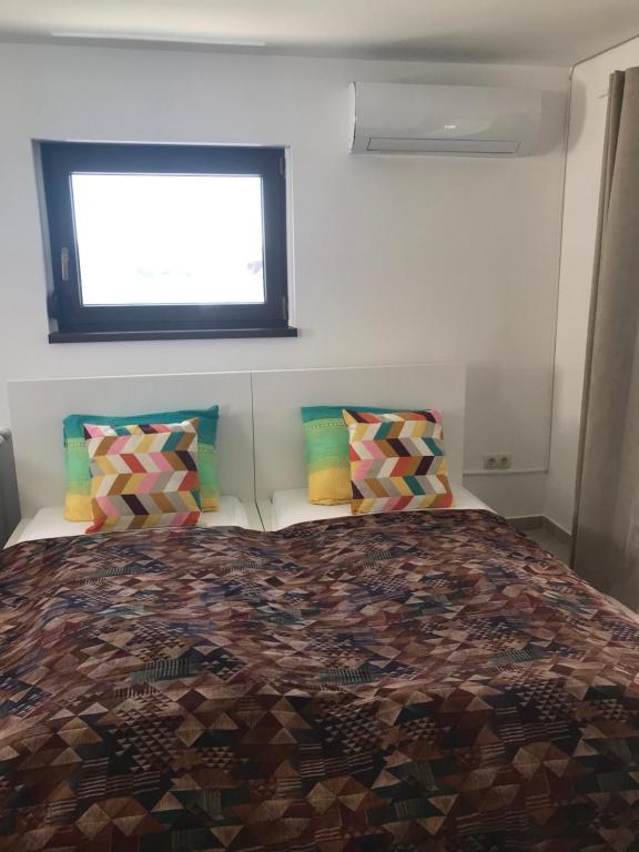 Łóżko lub łóżka w pokoju w obiekcie Rita Apartman Hévíz