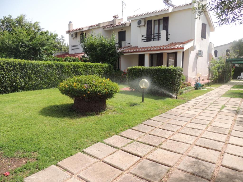 a yard with a house and a brick sidewalk at Casa mare e relax in Pula
