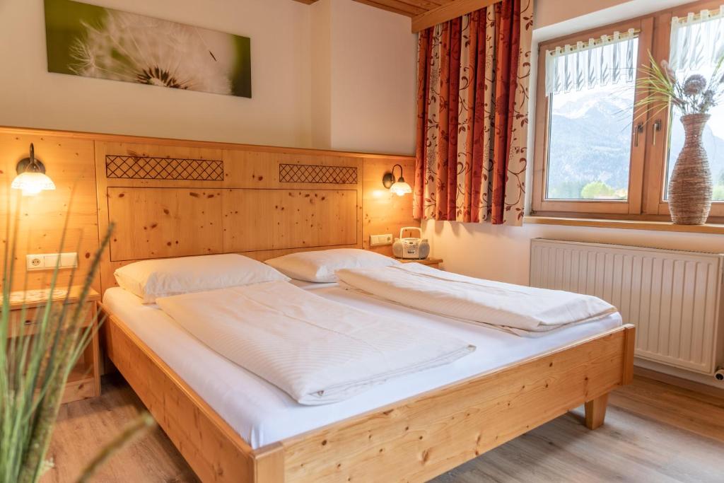 Postel nebo postele na pokoji v ubytování Frühstückspension Seeblick