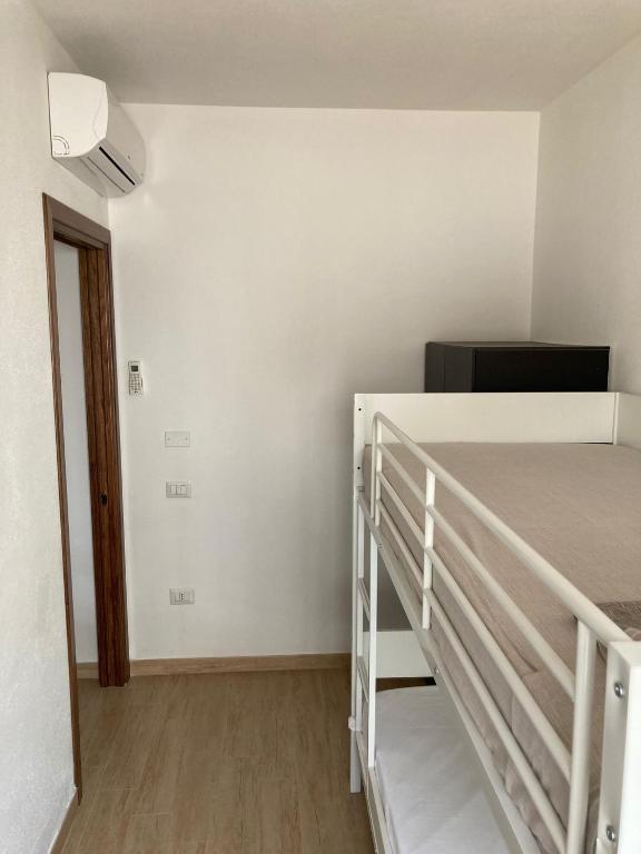 sypialnia z łóżkiem piętrowym w pokoju w obiekcie Smeralda w mieście Olbia