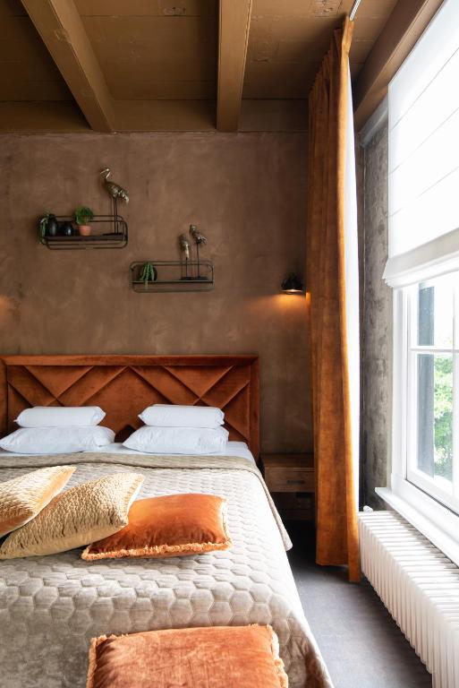 Postel nebo postele na pokoji v ubytování B&B Slapen bij DKW