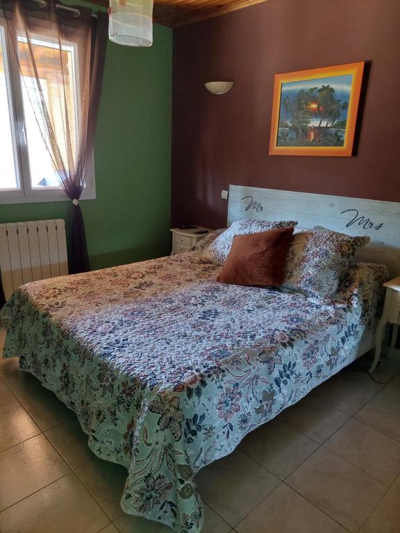 a bedroom with a bed in a green room at Villa de vacances avec piscine chauffée proche d Anduze in La Barriére