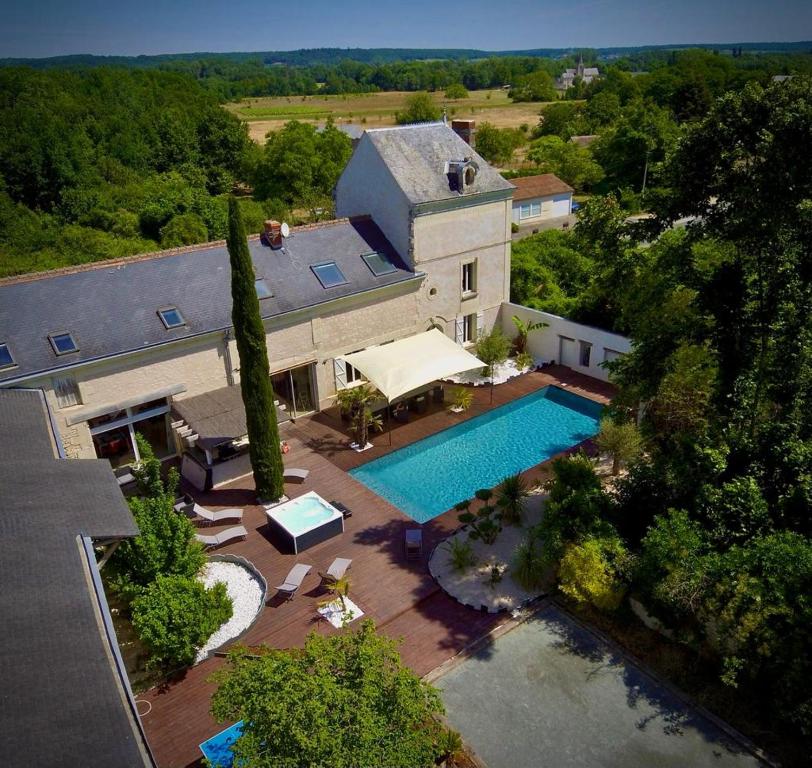 una vista aérea de una casa con piscina en Magnifique villa avec piscine chauffée et jacuzzi, en Anché