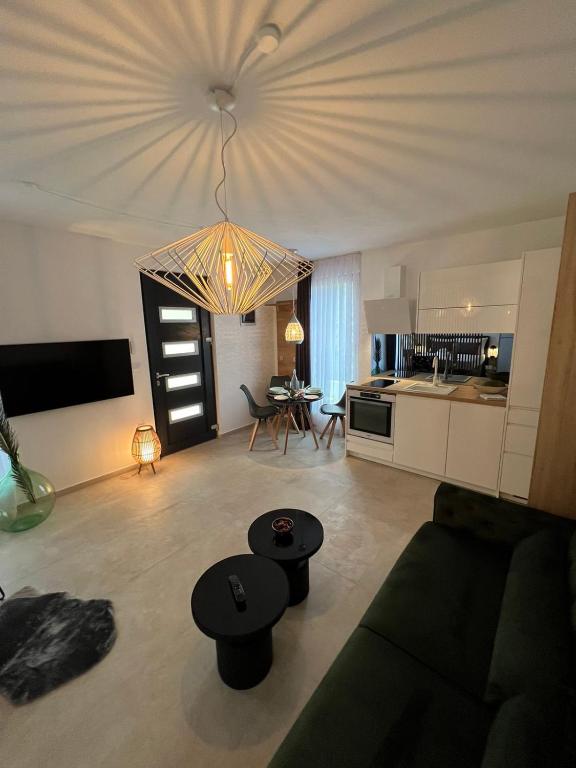 Telewizja i/lub zestaw kina domowego w obiekcie Apartmani CUBE A