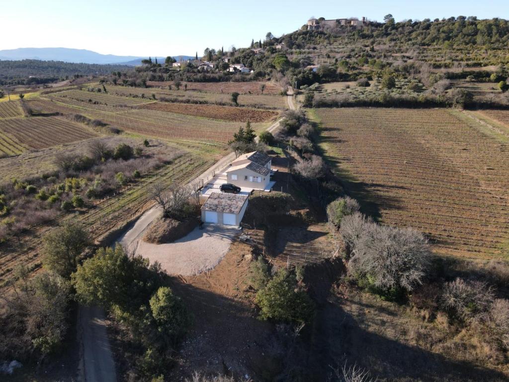 eine Luftansicht eines Hauses in der Mitte eines Feldes in der Unterkunft Villa calme et tranquillité in Seillons-Source-dʼArgens