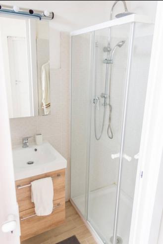 Kúpeľňa v ubytovaní [DOWNTOWN SELINUS] Bright apartment with courtyard