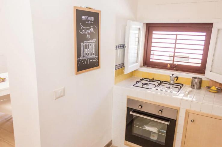 Kuchyňa alebo kuchynka v ubytovaní [DOWNTOWN SELINUS] Bright apartment with courtyard