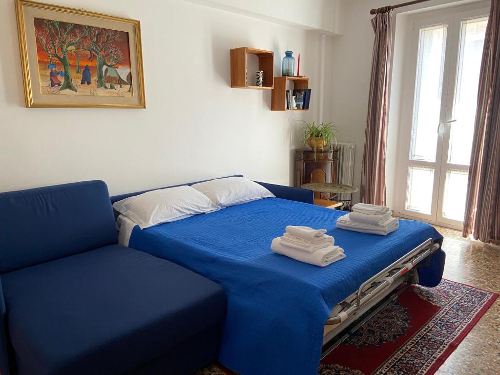 a room with a blue bed with towels on it at Polly's Verona Apartment in Verona