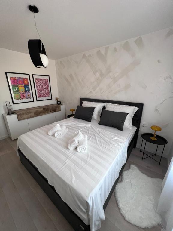 Łóżko lub łóżka w pokoju w obiekcie Apartmani CUBE A