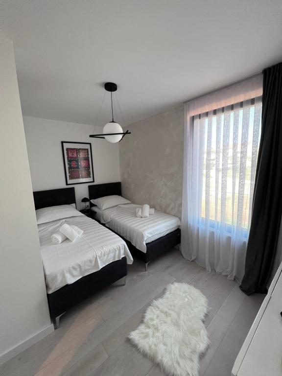 Łóżko lub łóżka w pokoju w obiekcie Apartmani CUBE A
