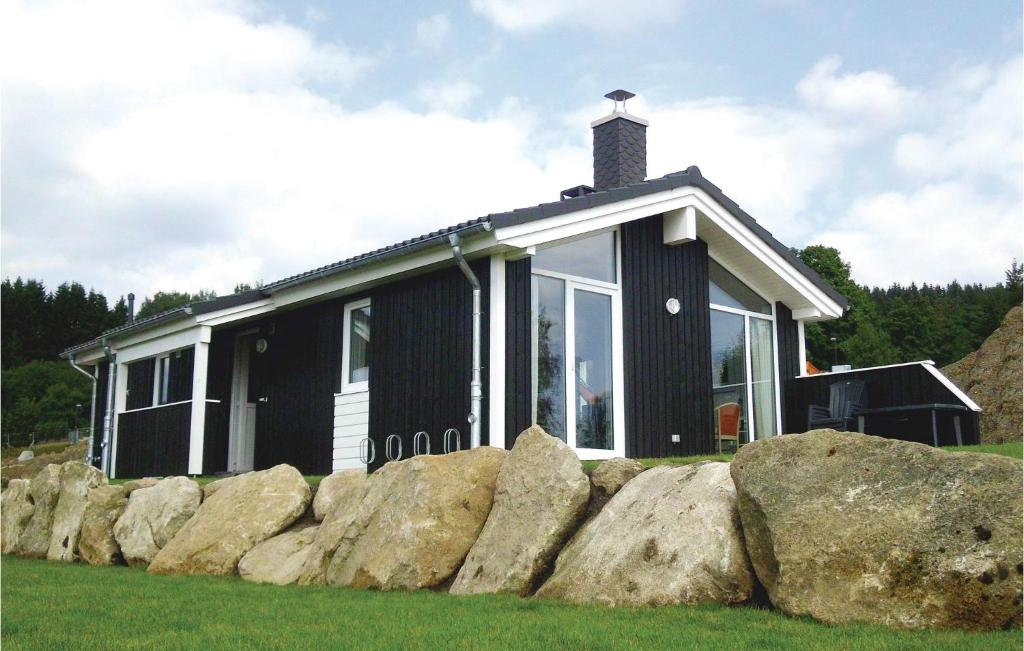 ein Haus mit großen Felsen davor in der Unterkunft Ferienhaus Venus K in Sankt Andreasberg