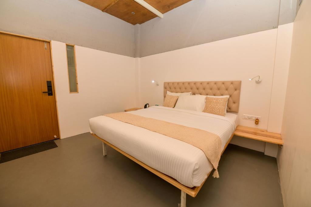 Postel nebo postele na pokoji v ubytování Shine Residency